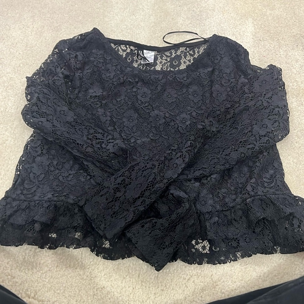 Lace crop top with full sleeves Size M